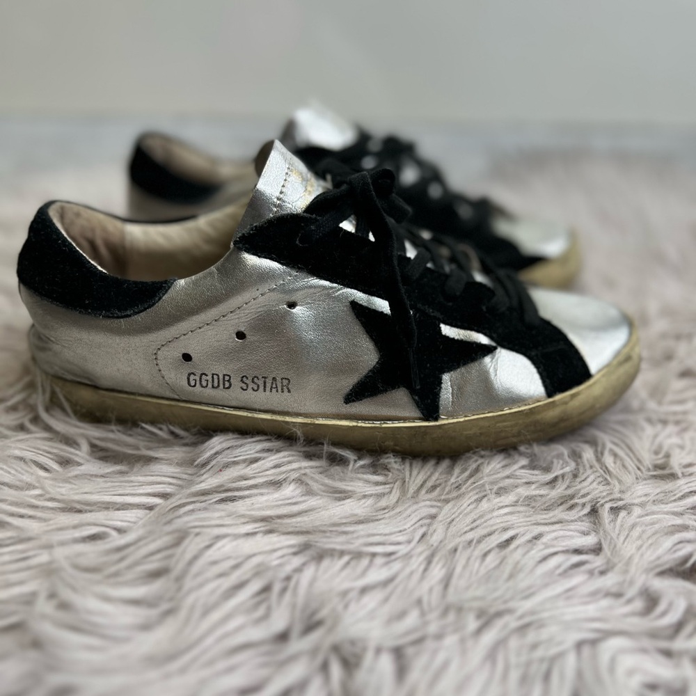 Pre-owned Golden Goose Superstar
Size 40 or 8
Good Condition with signs or wear.